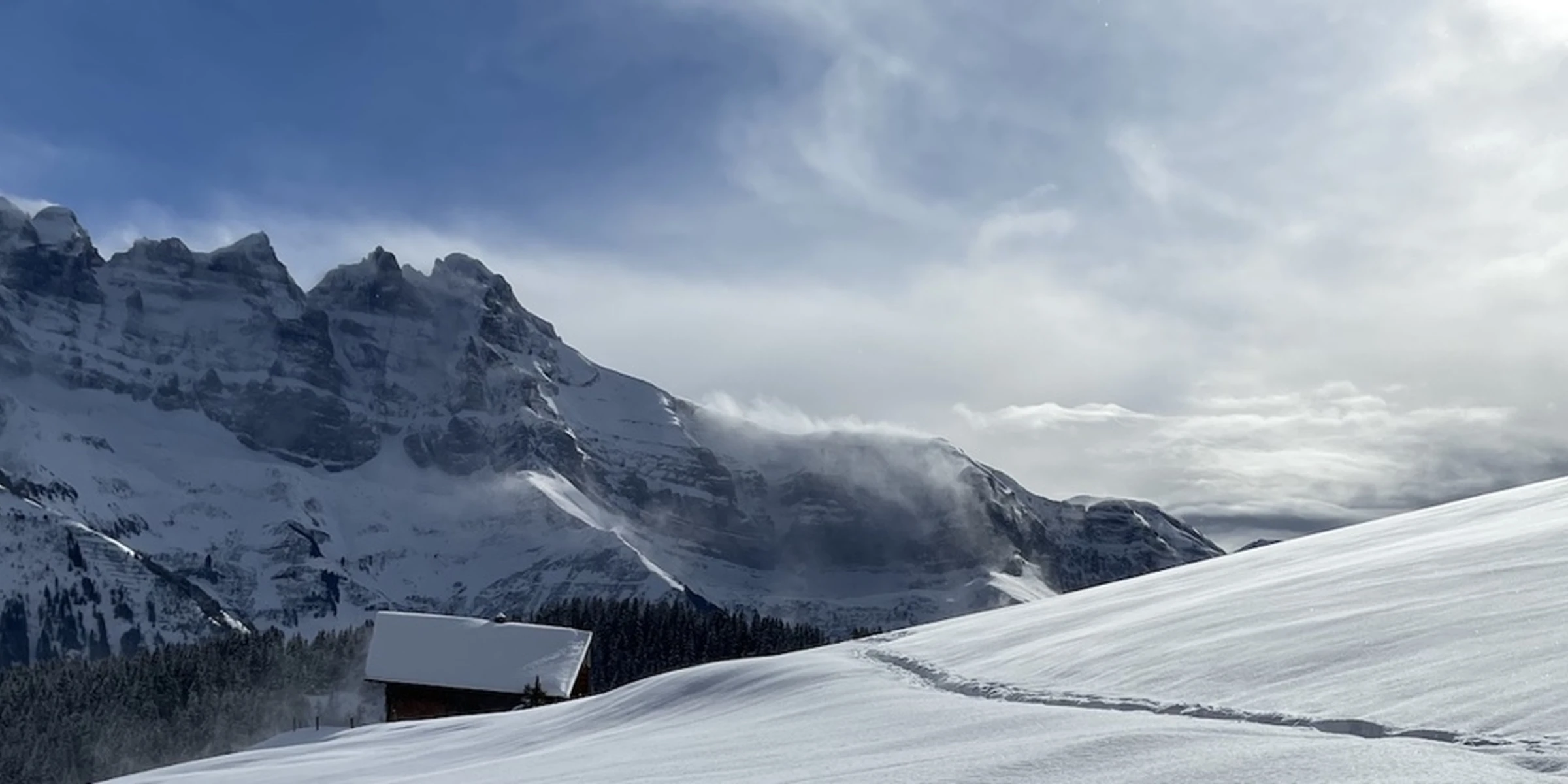 La terrasse du Chaudron en hiver, face aux Dents Blanches enneigées